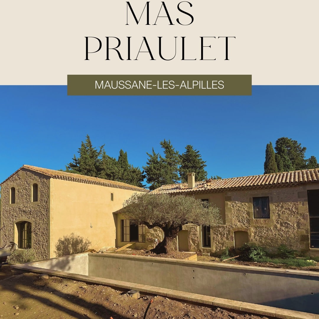 ✨ Retour au Mas Priaulet !  En ce mois de Septembre, nous avons le plaisir de vous partager l’avancée des travaux du Mas Priaulet.  🔹 Les façades retrouvent peu à peu leur authenticité, dans le respect de l’âme provençale de cette bâtisse.
🌿 Un olivier centenaire est venu prendre place, comme un nouveau gardien de la maison, pour animer et embellir l’ensemble.
💧 Enfin, une piscine de belle taille vient souligner l'ensemble, pour le plus grand plaisir de ses futurs occupants.  Chaque étape rapproche un peu plus ce mas de sa nouvelle vie, dans l’équilibre entre héritage, paysage et modernité.