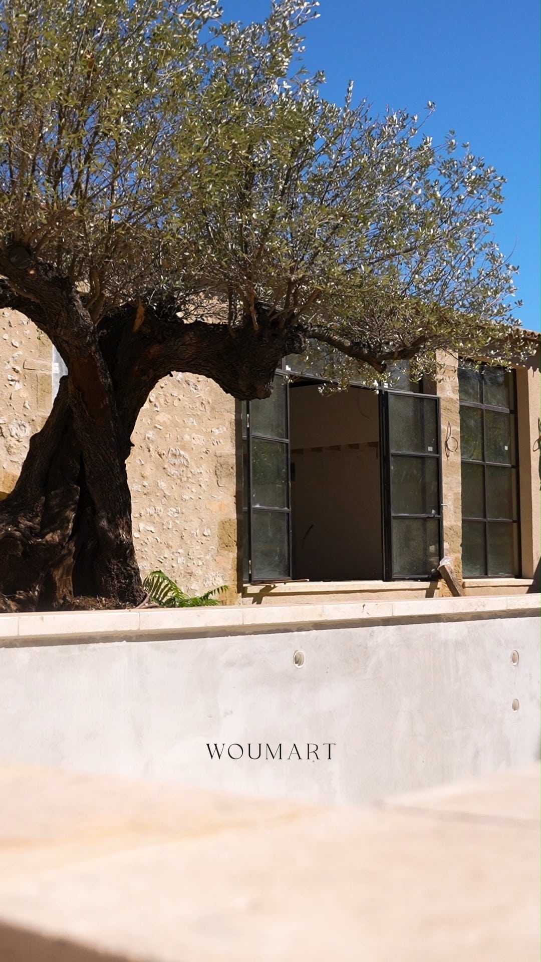 🎬 Nouvelle étape au Mas Priaulet  L’intérieur prend forme !
Les sols se parent désormais d’un carrelage en pierre naturelle, qui apporte toute la chaleur et l’élégance propres aux bâtisses provençales.
Dans le même esprit, les premiers éléments de mobilier sur mesure en chêne viennent souligner le caractère du lieu.  La cuisine se prépare elle aussi à prendre place — dernière touche avant de révéler toute l’harmonie entre matériaux, lumière et volumes.  Derrière chaque pierre et chaque détail, une même ambition : préserver l’âme du lieu tout en lui offrant un nouvel avenir.