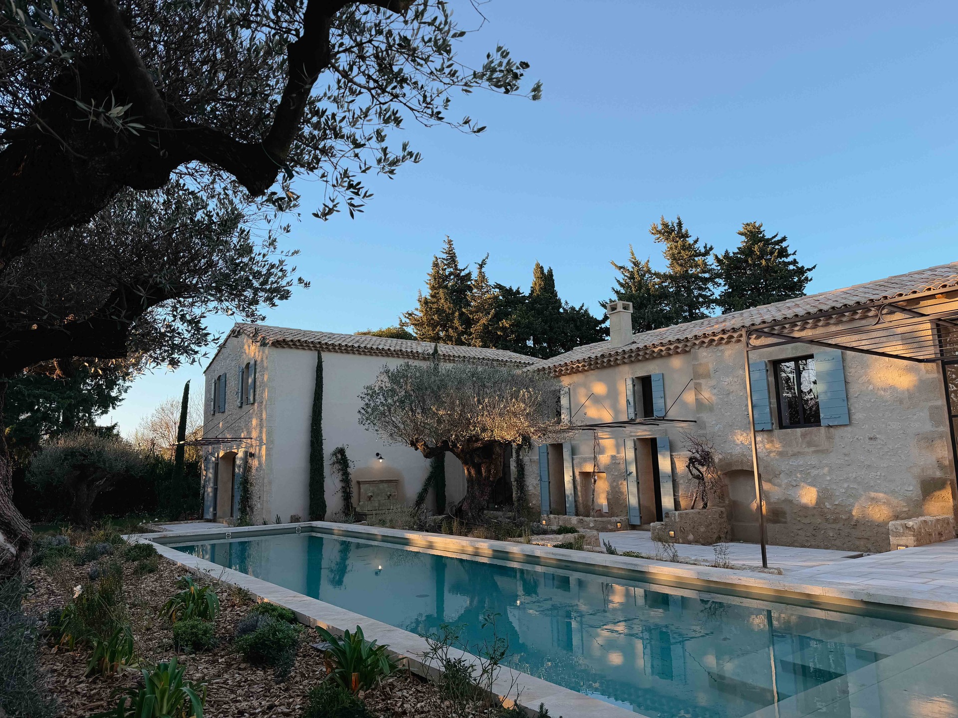 Clap de fin au Mas Priaulet !  La rénovation de cet authentique mas provençal, situé au cœur du village de Maussane-les-Alpilles, touche à sa fin.  Ce projet a été réalisé avec passion, en s’appuyant sur un savoir-faire local et dans le respect de l’âme du lieu, afin de lui insuffler une seconde vie.  Un grand merci à nos artisans de confiance, sans qui cela n’aurait pas été possible, ainsi qu’à notre équipe de maîtrise d’œuvre, qui a su sublimer ce projet.  Crédit photo @casa.relief